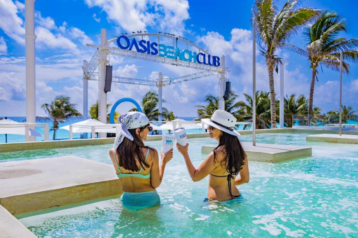 Swimming pool with palm trees at Hotel Grand Oasis Cancun