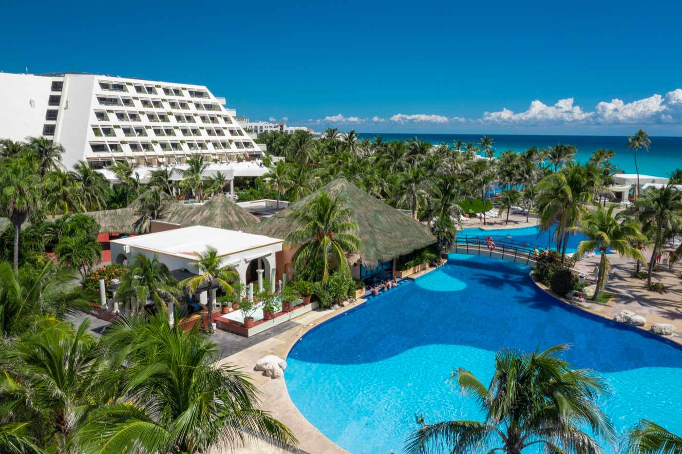 Swimming pool with palm trees at Hotel Grand Oasis Cancun