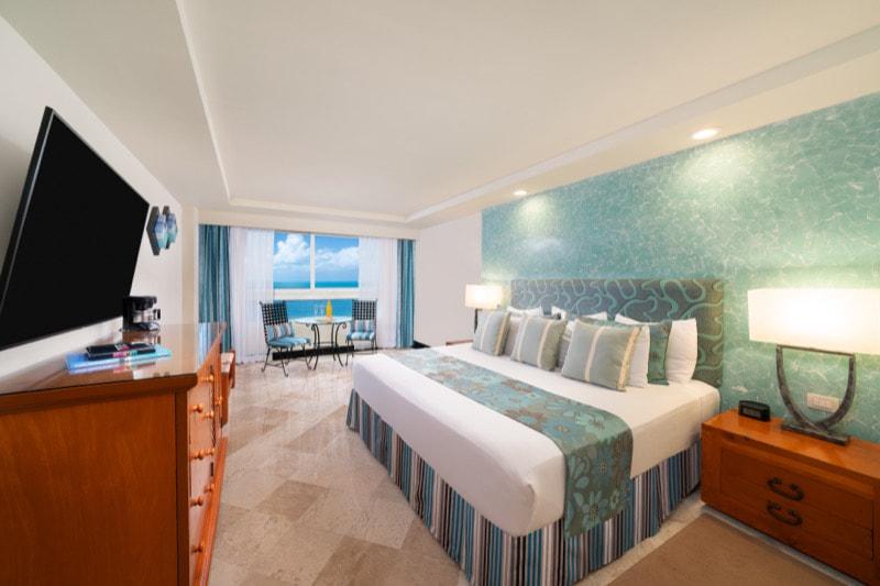 Room with beautiful warm decor and spectacular views of the sea or the lagoon.